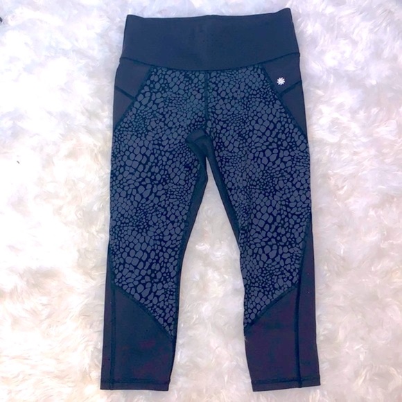 Athleta Pants - Athleta cropped black and pebble print Leggings